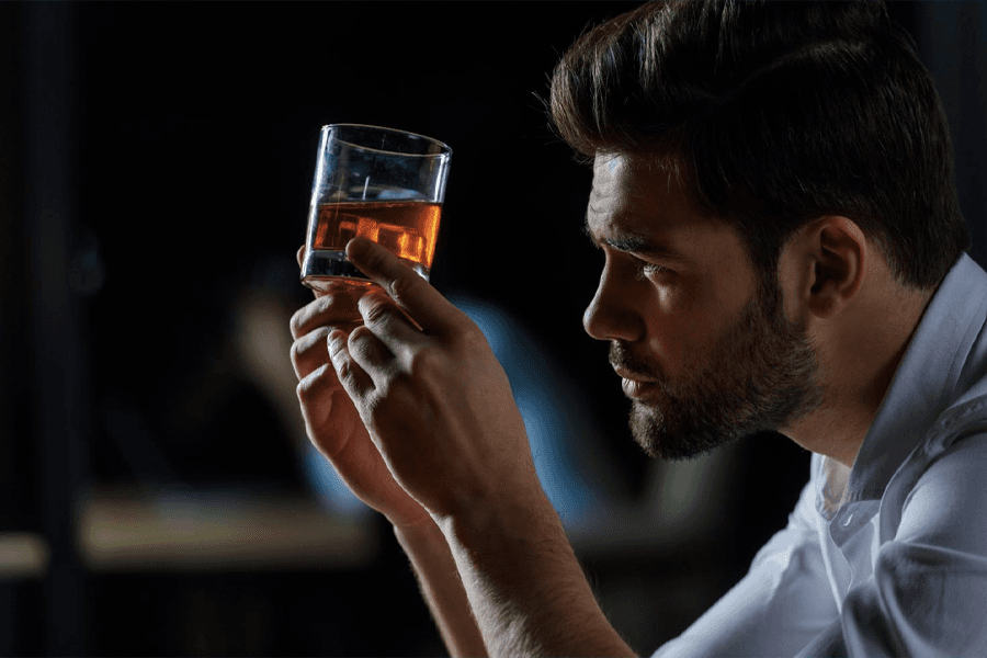Man holding a glass of Glanmorangie