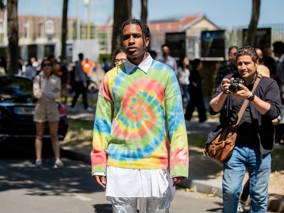 How to tie dye clothing