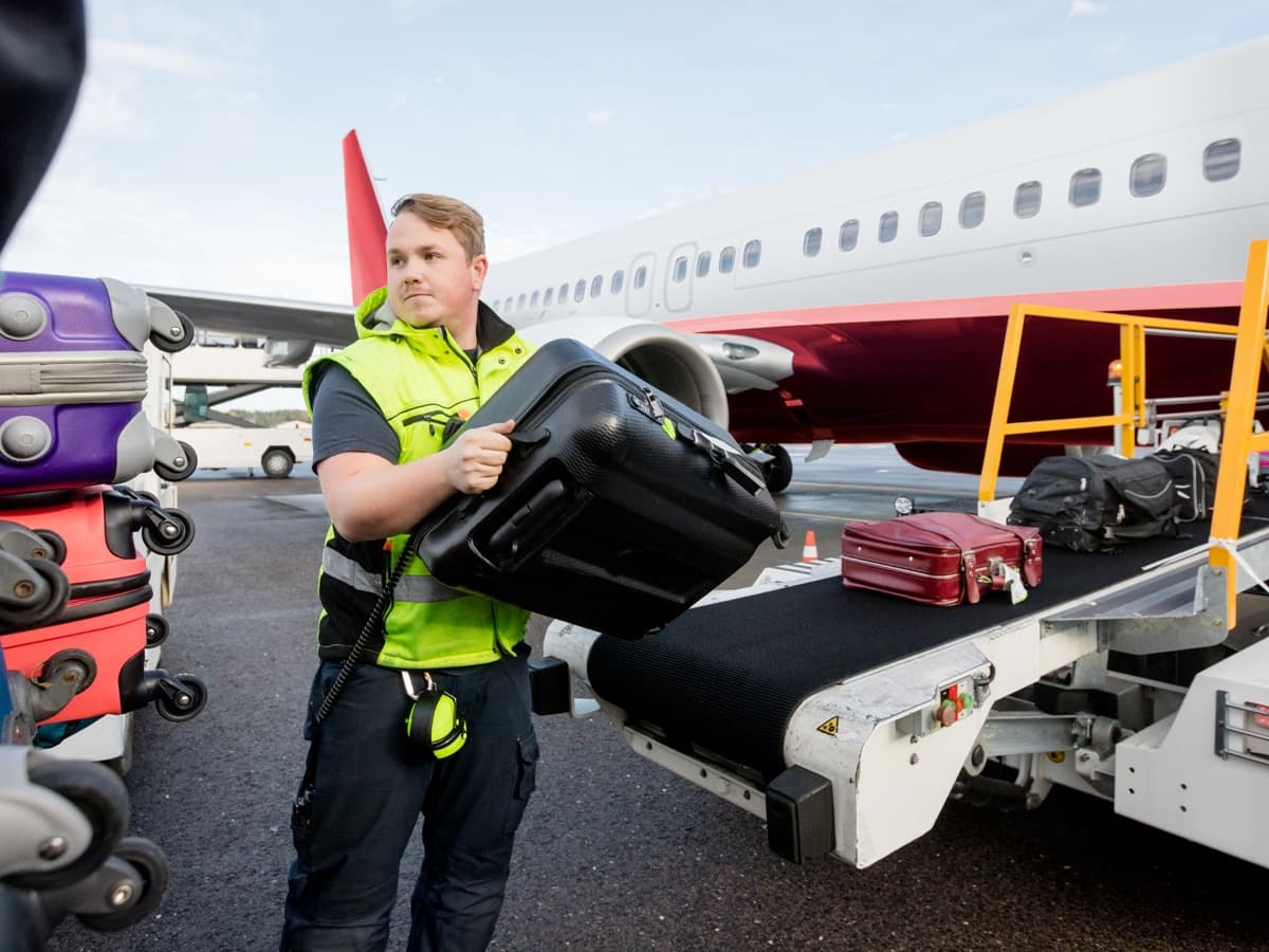 Qantas baggae handler
