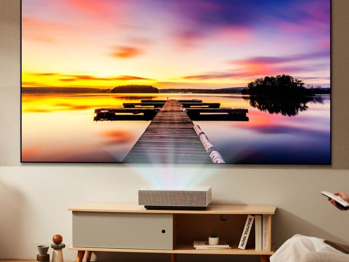 Lg cinebeam hu715q projecting against wall