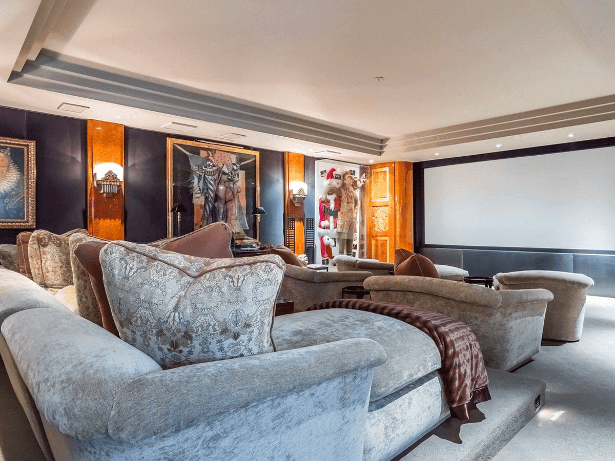 Jim Carrey Lists Brentwood home