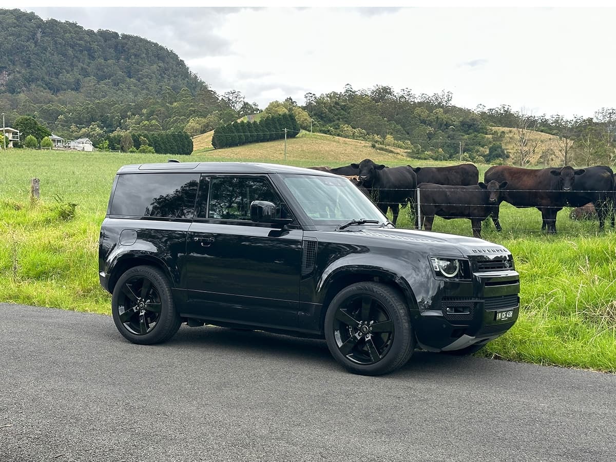 Land rover defender 90 v8 feature