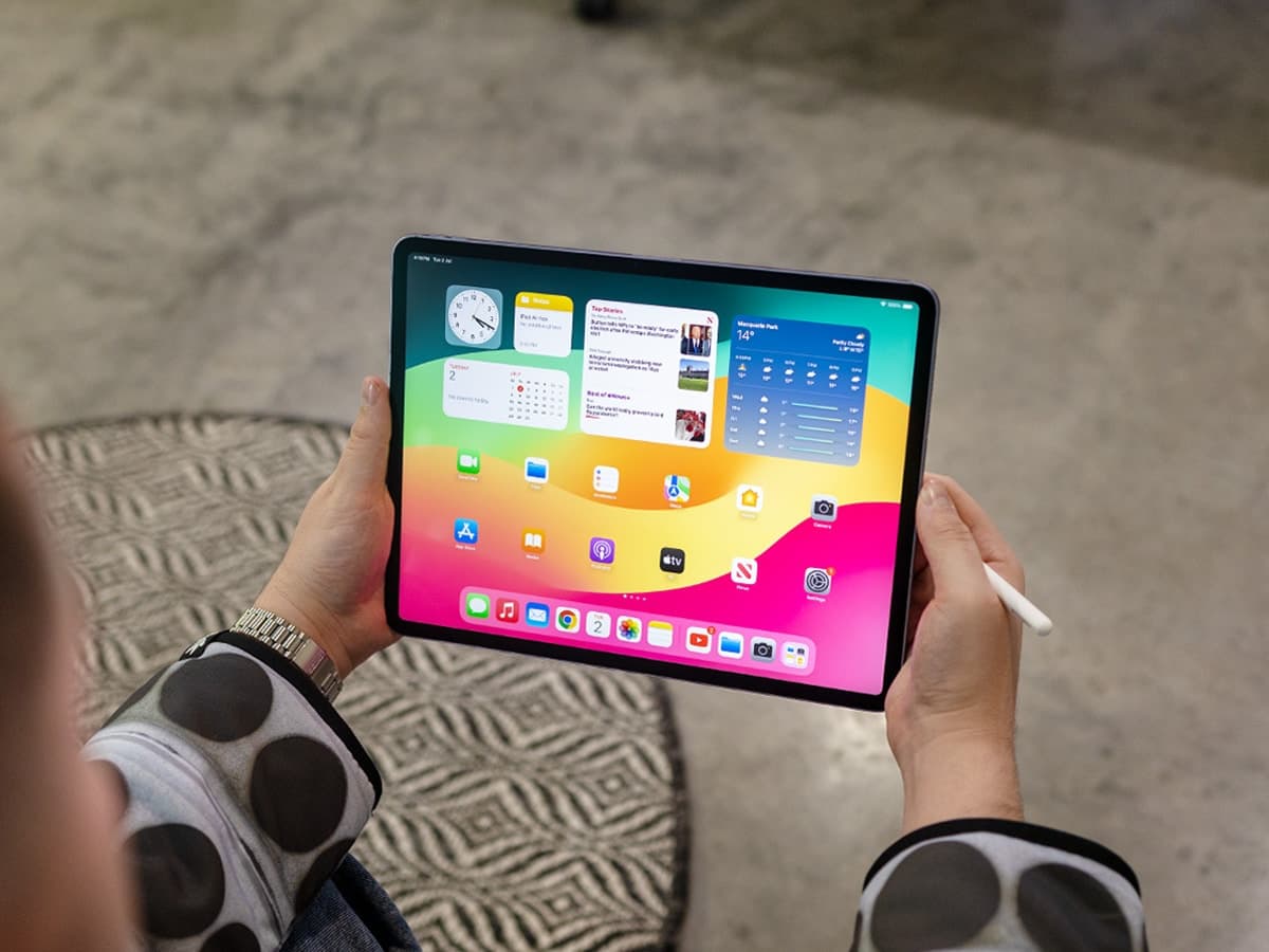 Ipad air 13 inch in hand