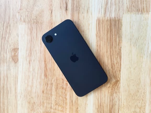 Apple iPhone 16e | Image: Dean Blake/Man of Many