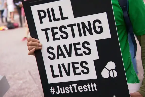 Pill Testing saves lives sign