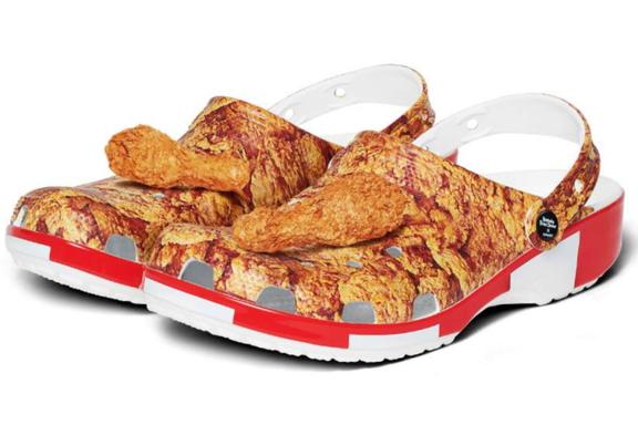 Three quarters KFC x Crocs Sandals