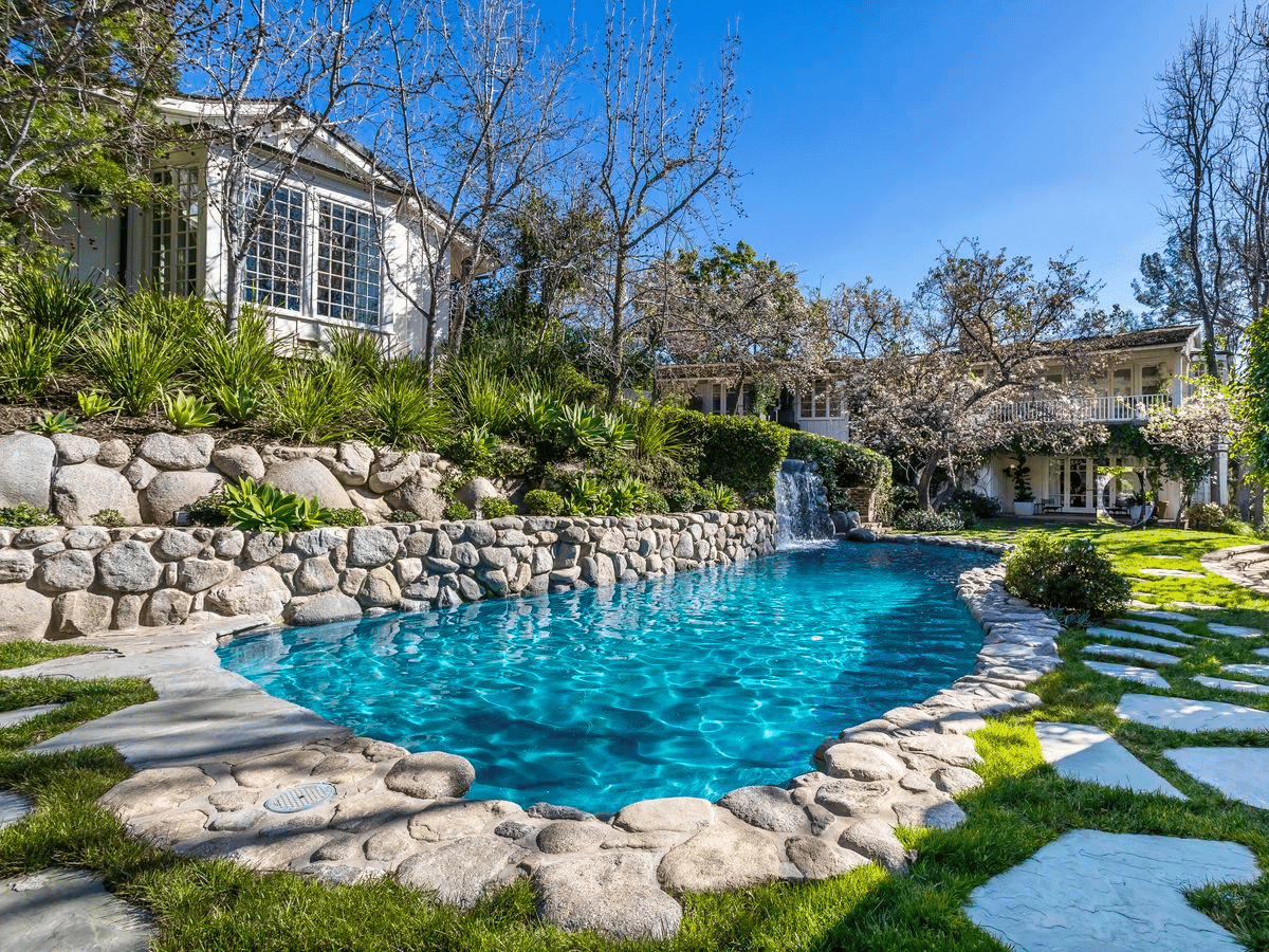 Jim Carrey Lists Brentwood home