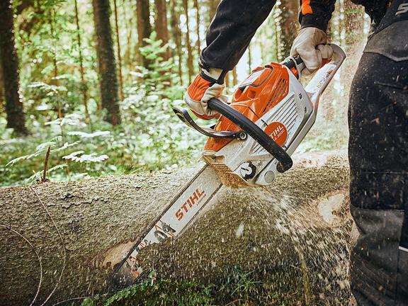 Worlds most powerful chainsaw in use