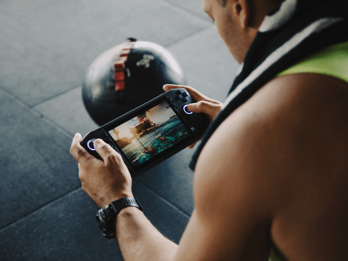 Alex Glenn using MSI's The Claw at the gym