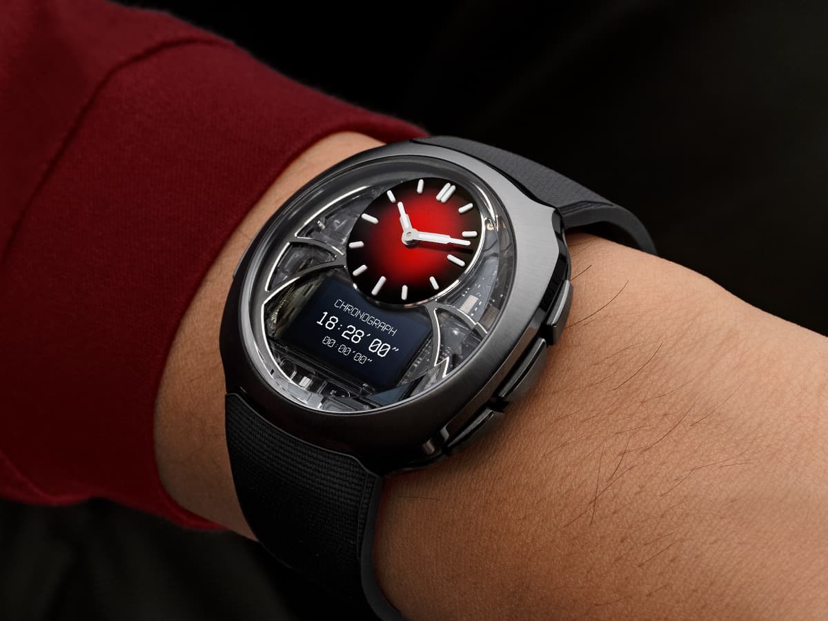 H moser - cie off grid 0002 hmoser 6di0 1205 off grid red fumé lifestyle wristshot check
