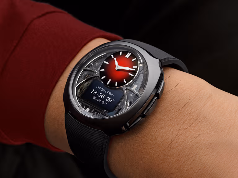 H moser - cie off grid 0002 hmoser 6di0 1205 off grid red fumé lifestyle wristshot check