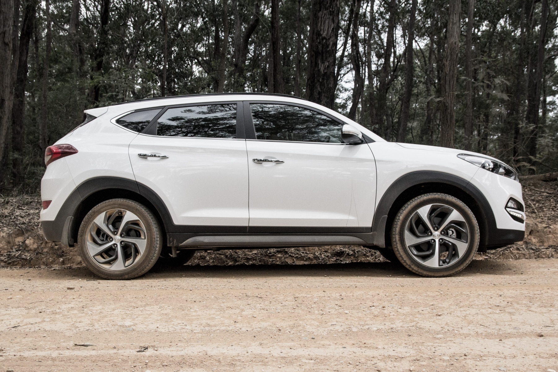side view of hyundai tucson suv 