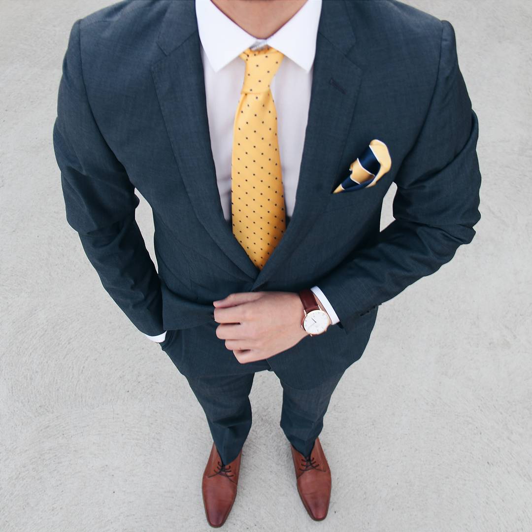 men wear navy colour suit 