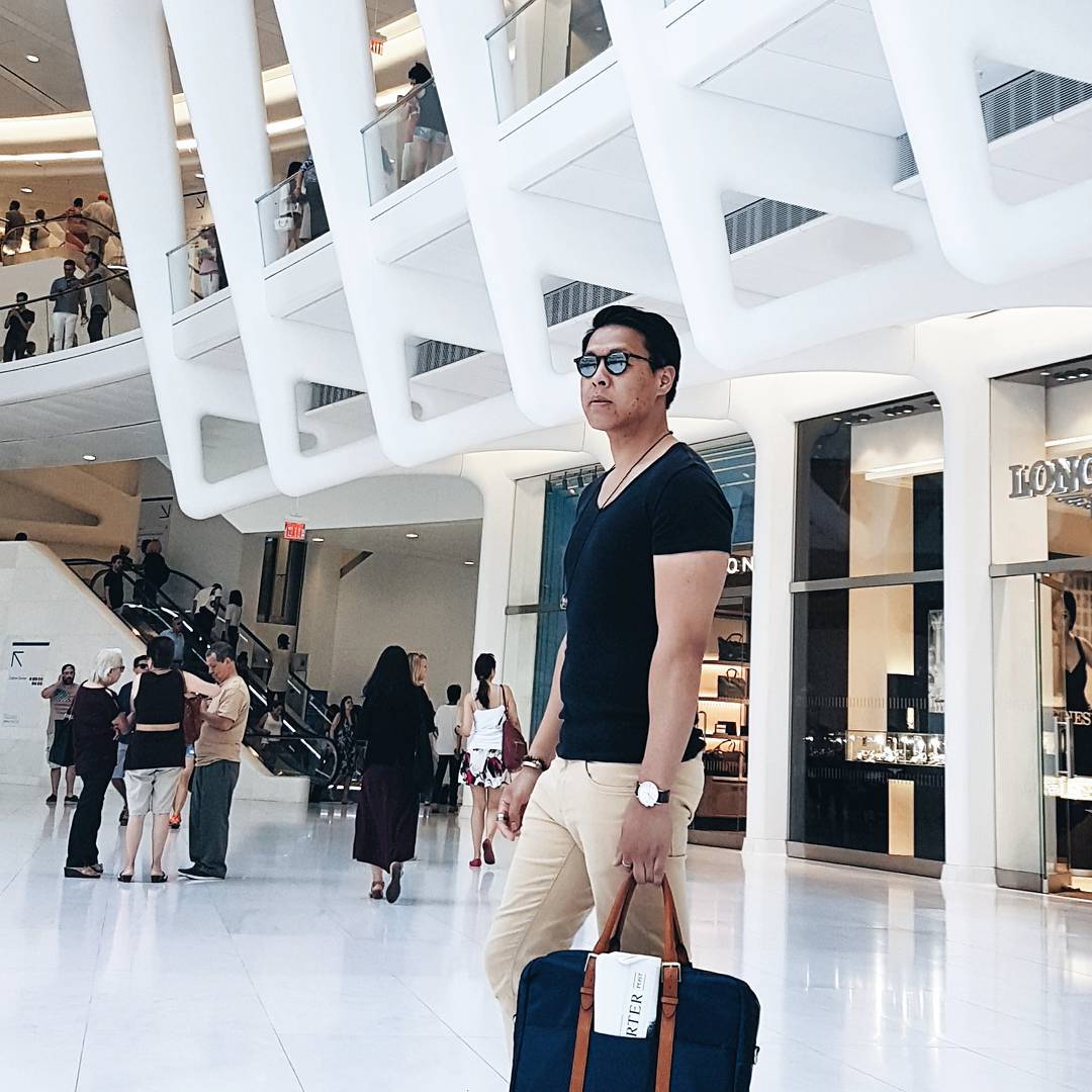 men wear black t shirt with bag