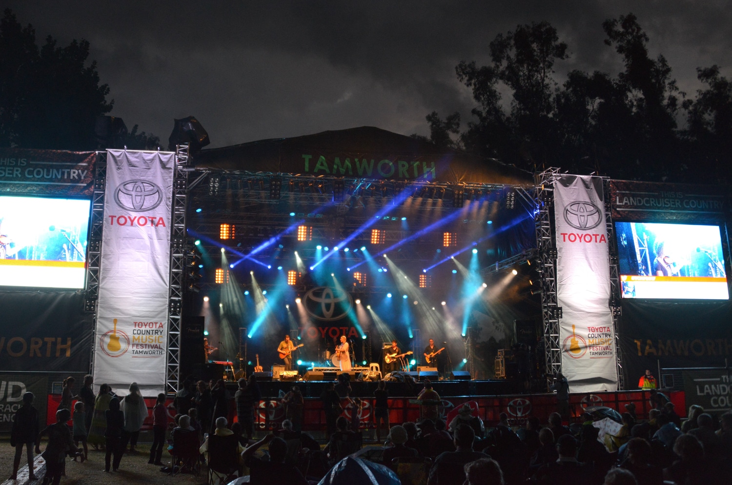 7 reasons to put the toyota country music festival on your bucket list man of many toyota country music festival