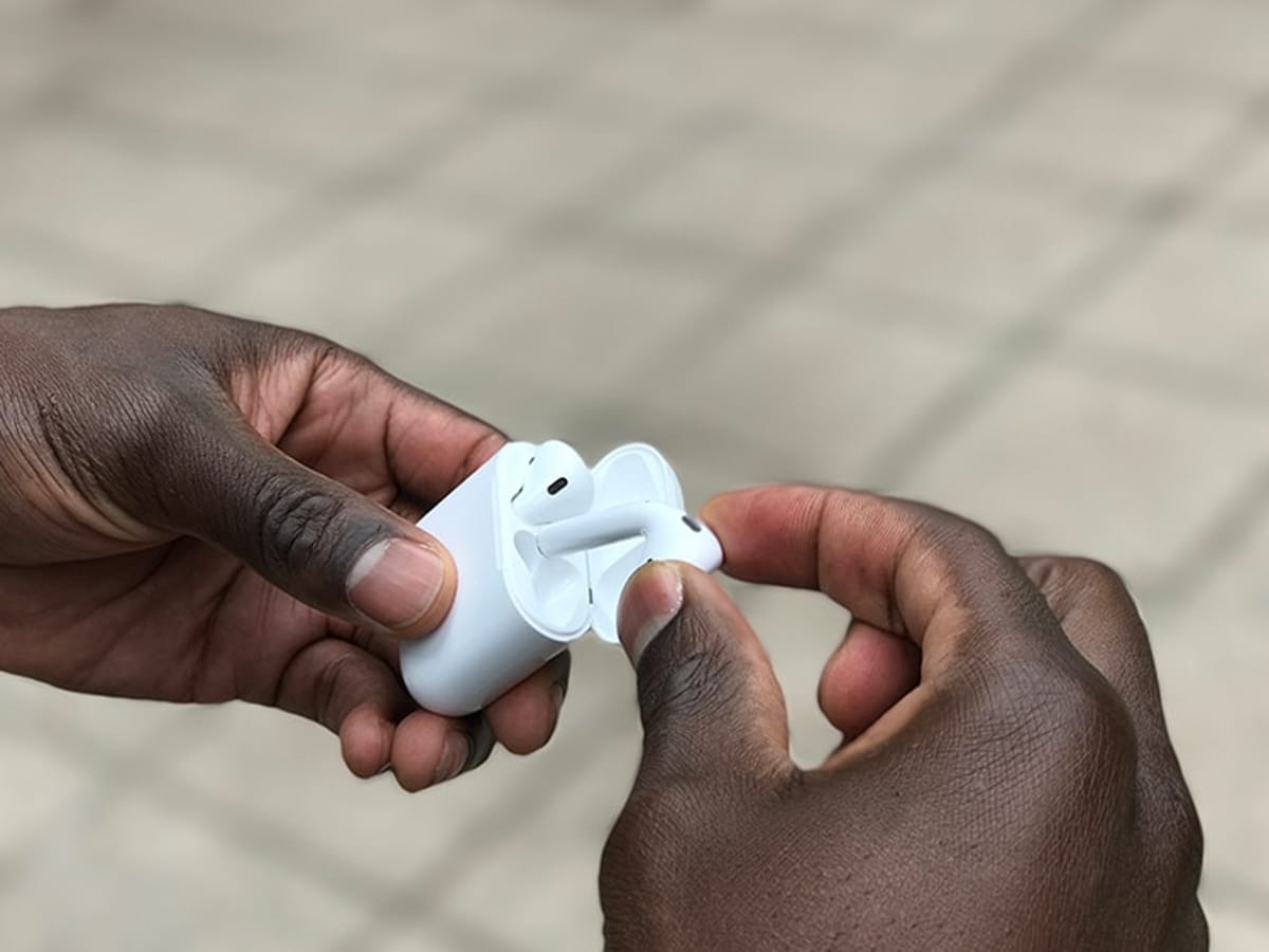 Apple AirPods (1st Generation) | Image: Man of Many
