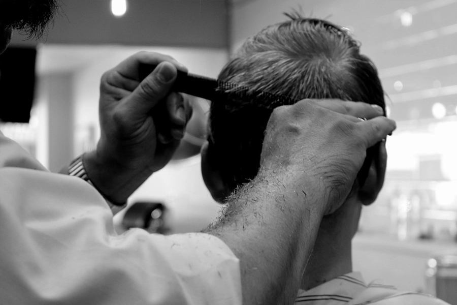 Corte de cabelo no barbarshop preto e branco