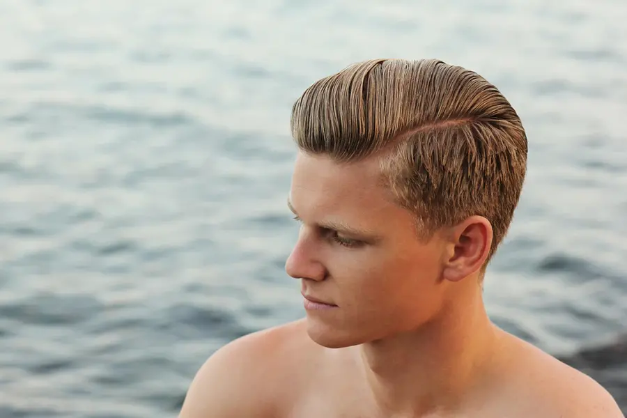 Hombre con corte de pelo corto peinado hacia arriba