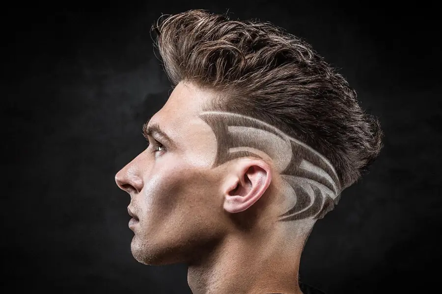 Homme avec coupe de cheveux courte coiffure avec motif rasoir