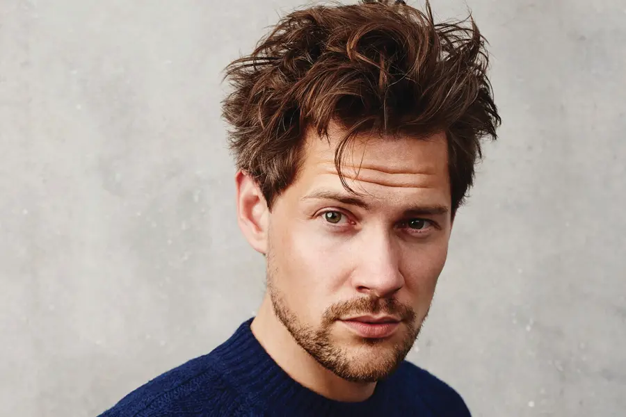 Homme avec coupe de cheveux courte désordonnée coiffure hommes