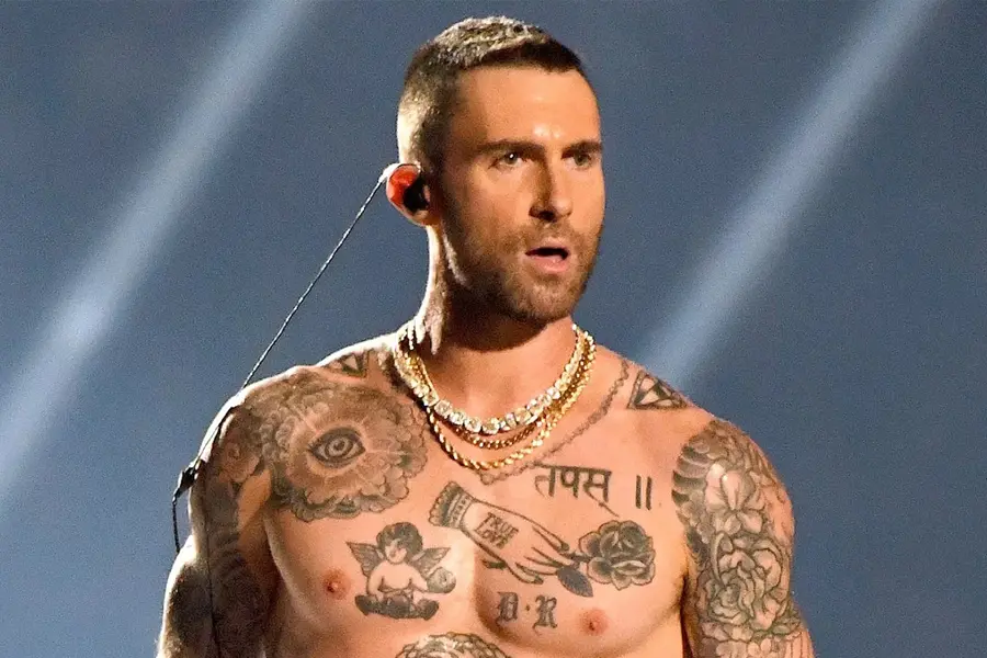 Adam Levine mies lyhyellä hiustenleikkuu kampaus