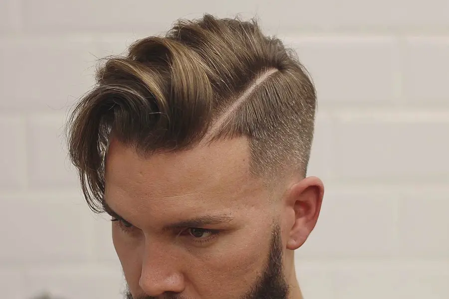 Hombre con corte de pelo corto peinado