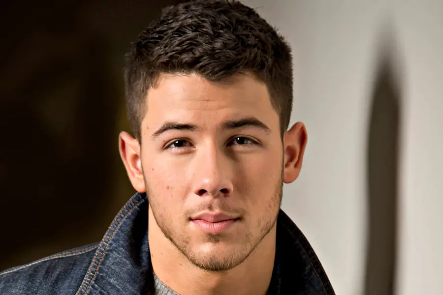 Nick Jonas rövid hajvágás frizura