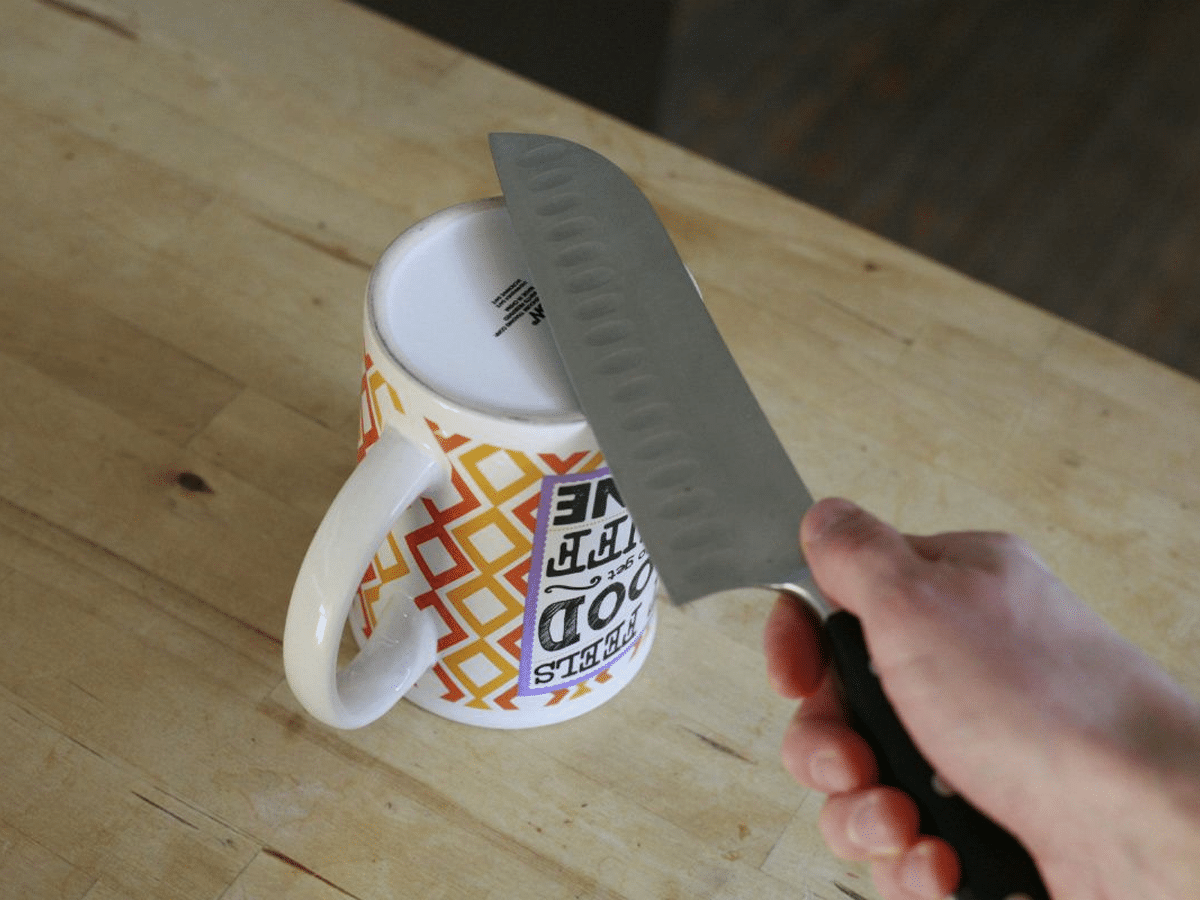 How to sharpen a knife with a coffee mug