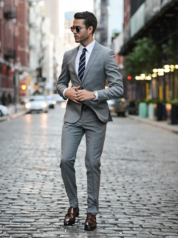 uomo in piedi con abito da cocktail e scarpe