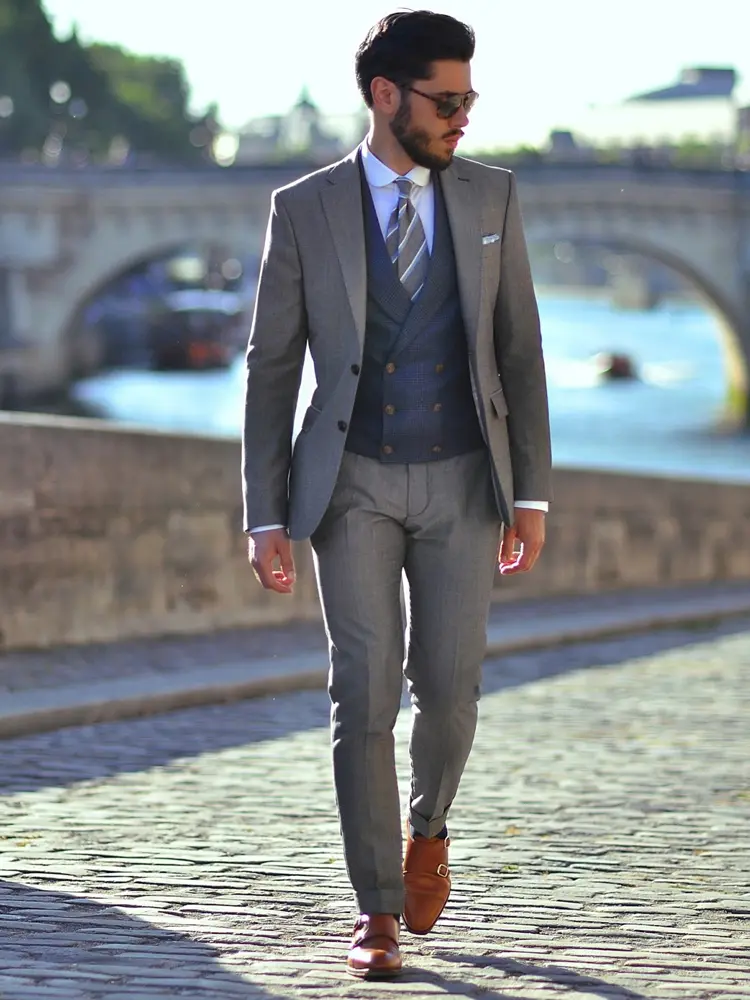 hombre con vestido de cóctel delante de de puente