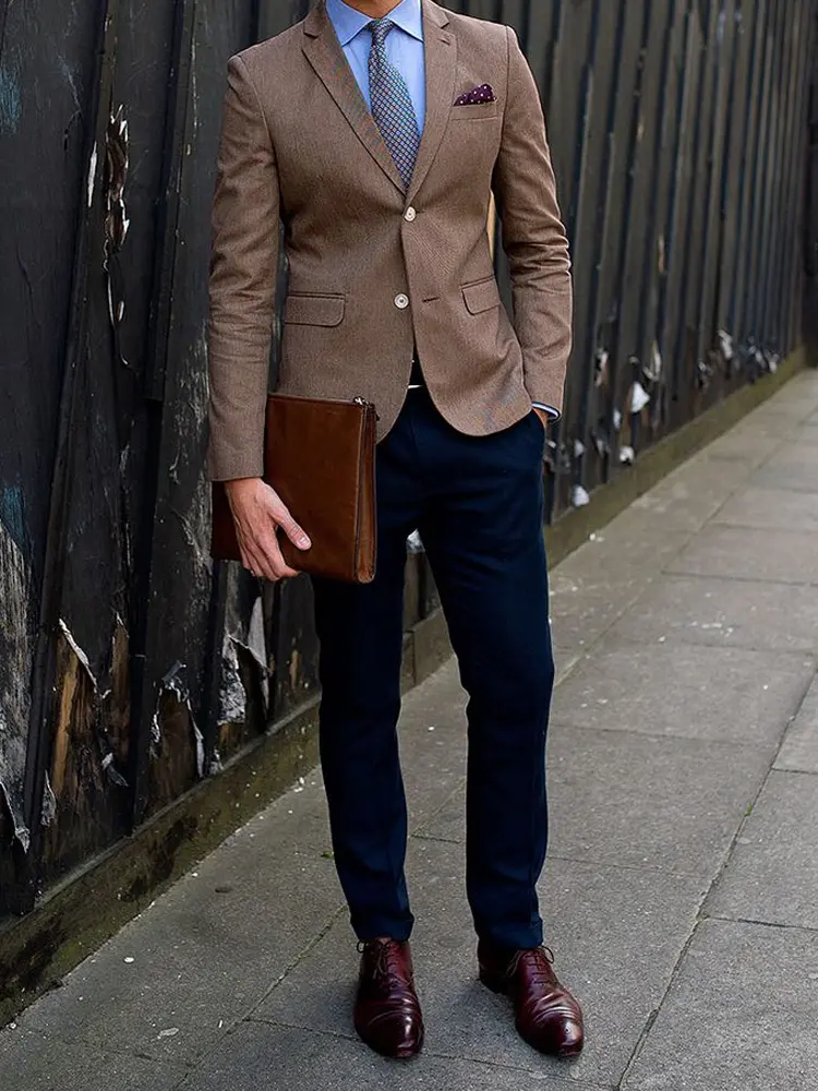 vestido de cóctel sin rostro con bolso de mano