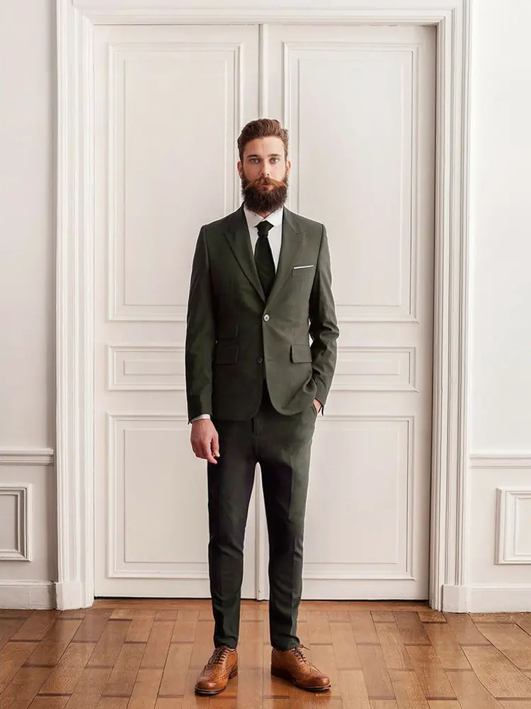 des hommes barbus portent une tenue de cocktail avec des chaussures marron