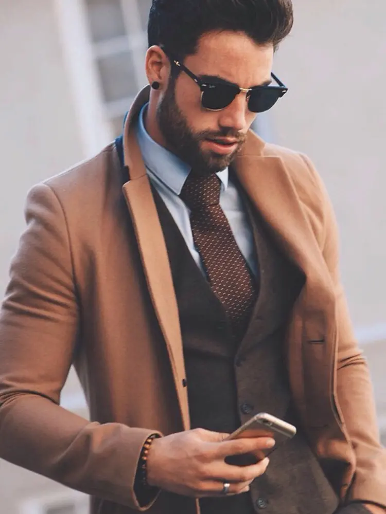 uomo cool che indossa un blazer da cocktail