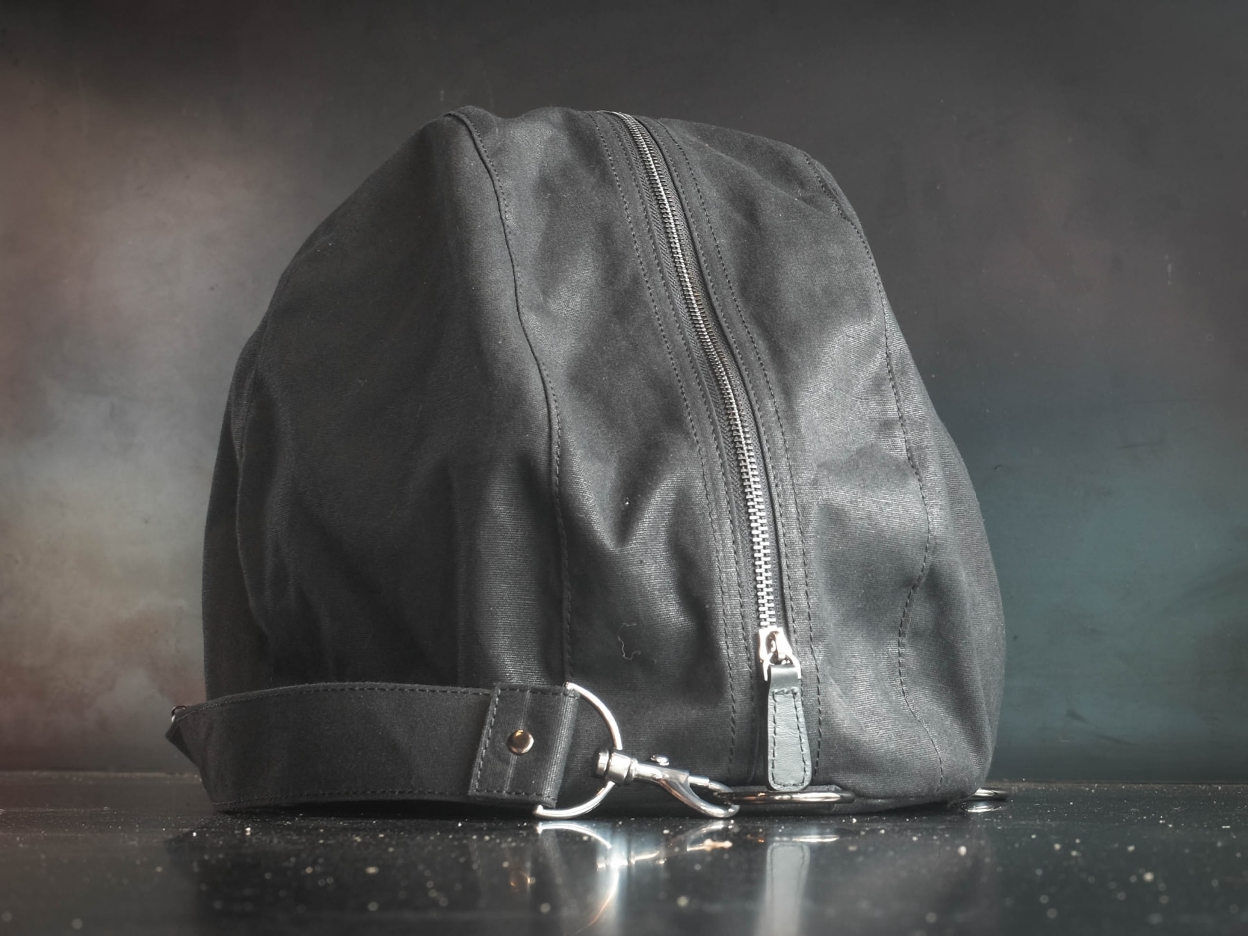 Neo & Sons Unleash The Classic Motorcycle Helmet Bag | Man of Many