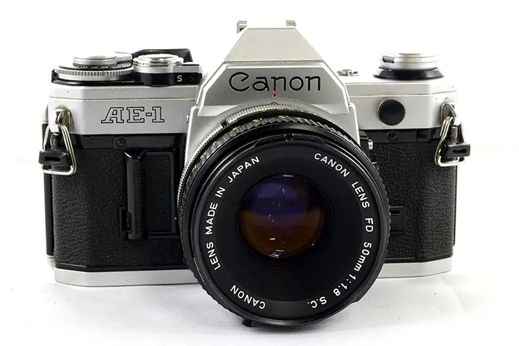 canon ae-1 filmová kamera přední boční pohled