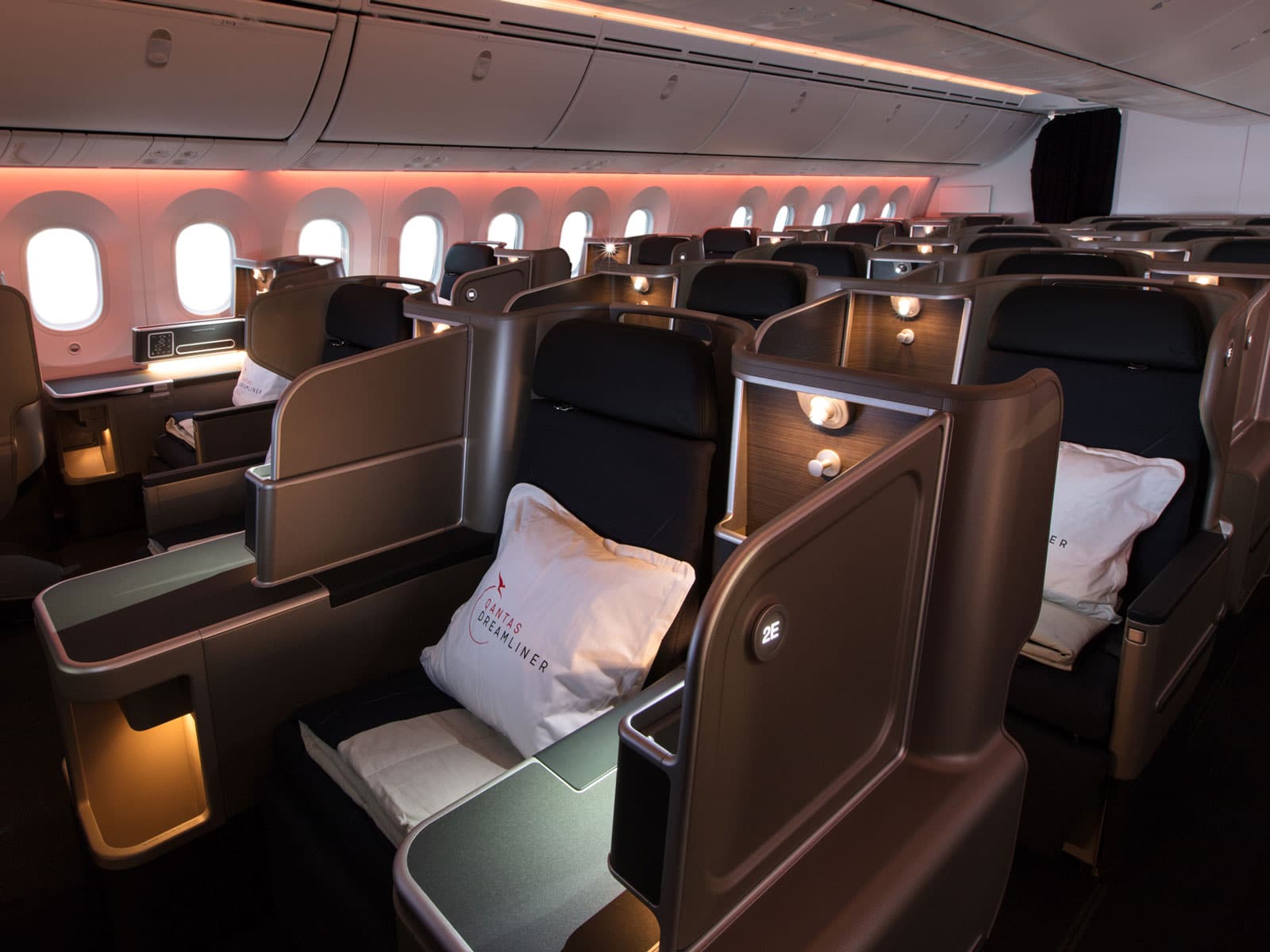 qantas 787 dreamliner business class seats side