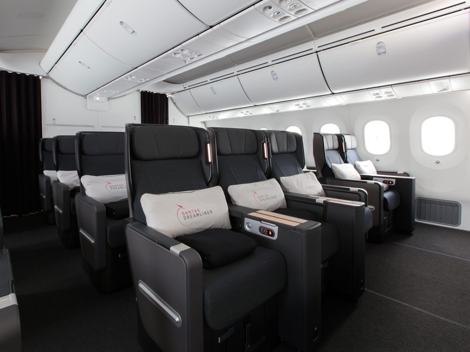 qantas-787-dreamliner-business-class-review-man-of-many