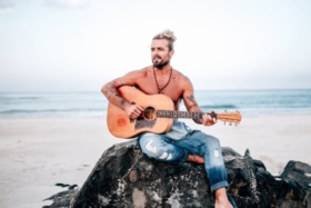 xavier rudd playing guitar