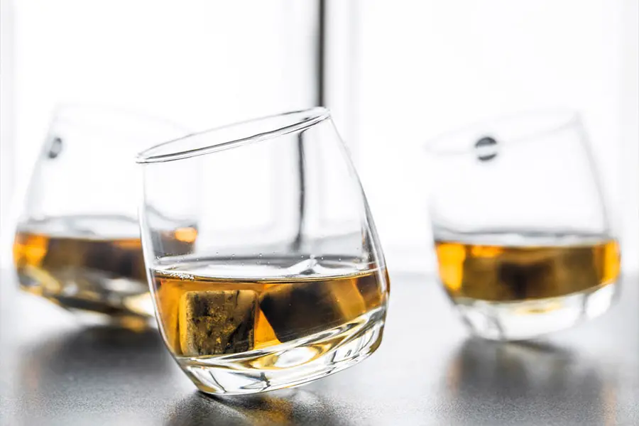 skleničky na whisky Rocking Whiskey Tumbler od společnosti Sagaform