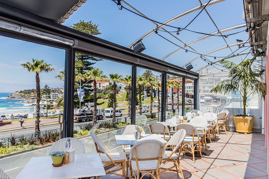 hotel ravesis sunroom with tables and chairs