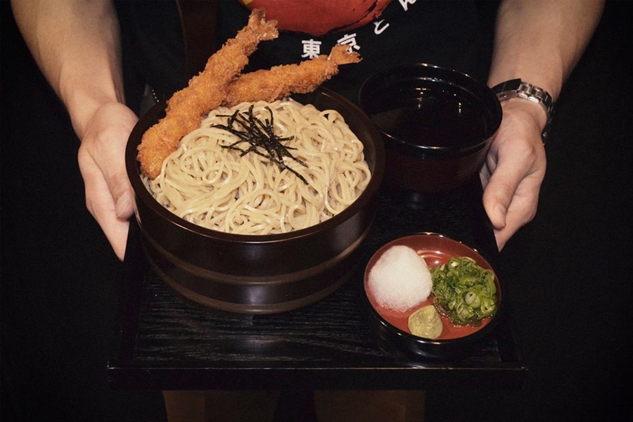 waiter serving shujinko ramen on tray