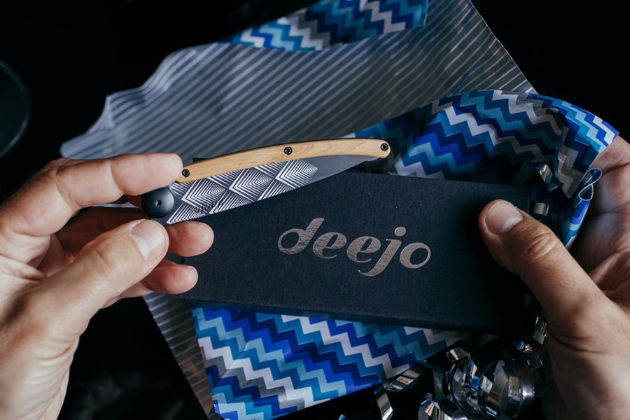 deejo pocket knife in hand