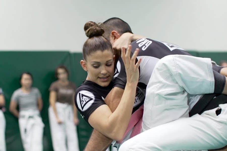 man and woman doing jiu jitsu