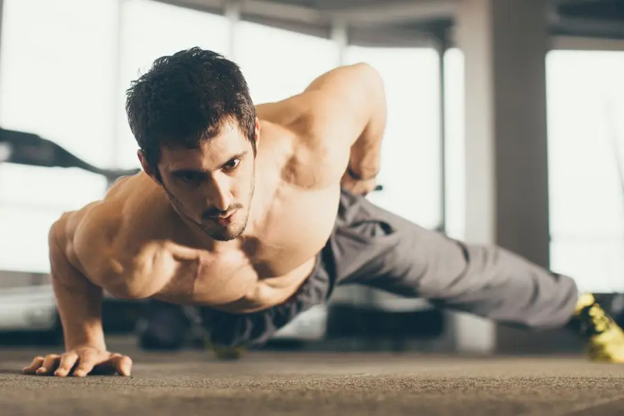 Hombre haciendo flexiones