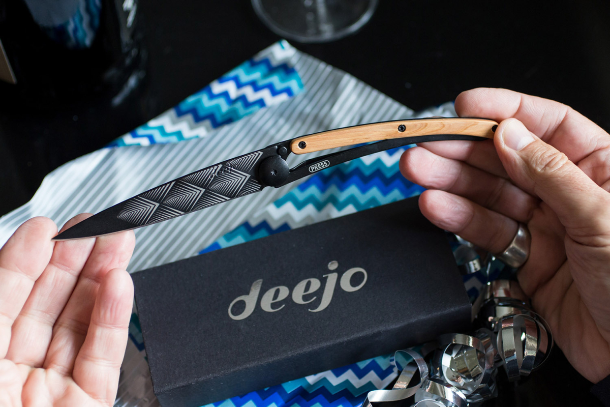 Pair of hands holding Deejo knife