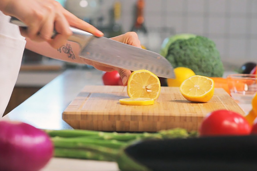 Chopbox use by chef to slice lemon