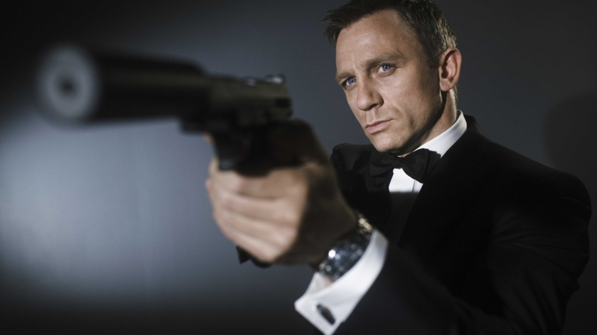 Daniel Craig holding a gun