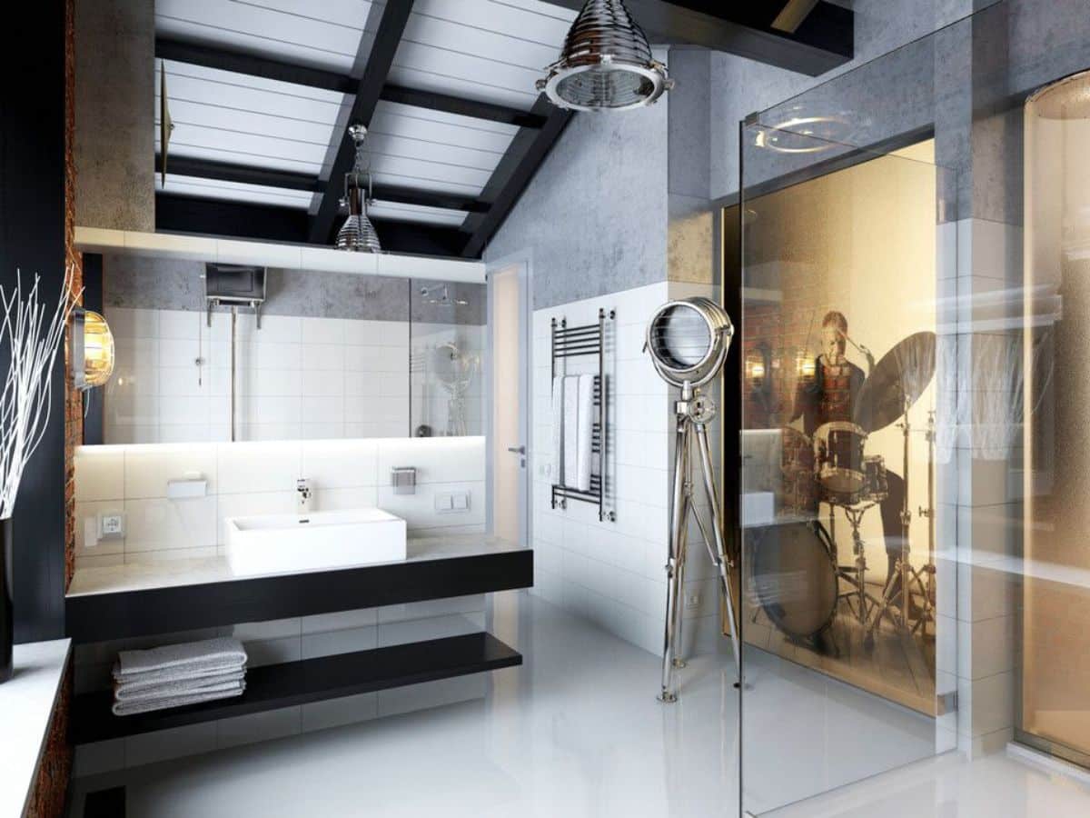 Bathroom with a studio lamp on metal stand