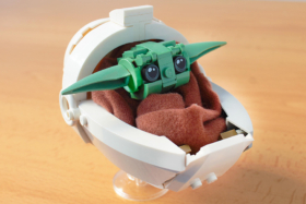 Reddit user builds a mandalorian baby yoda in lego from scratch