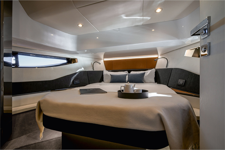 Azimut Verve 47 Yacht master's bedroom